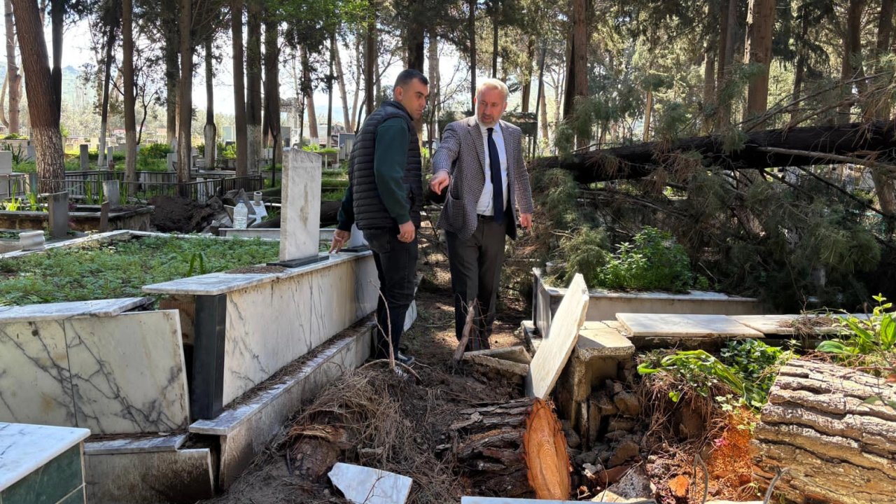 İzmir'de fırtınadan etkilenen mezarlıklara hızlı müdahale