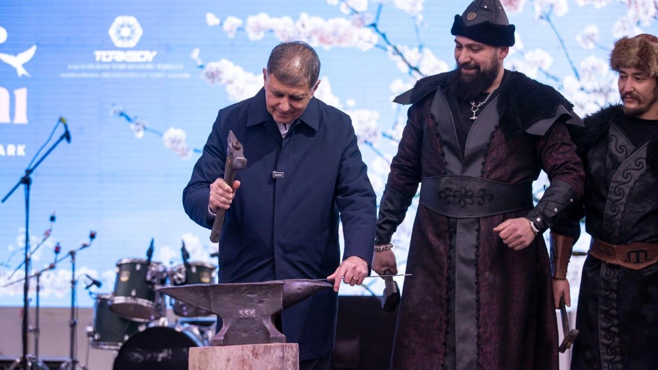 İzmir’de ilk bahar bayramı coşkusu