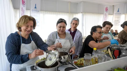 İzmir'de Mahalle Mutfağı açıldı