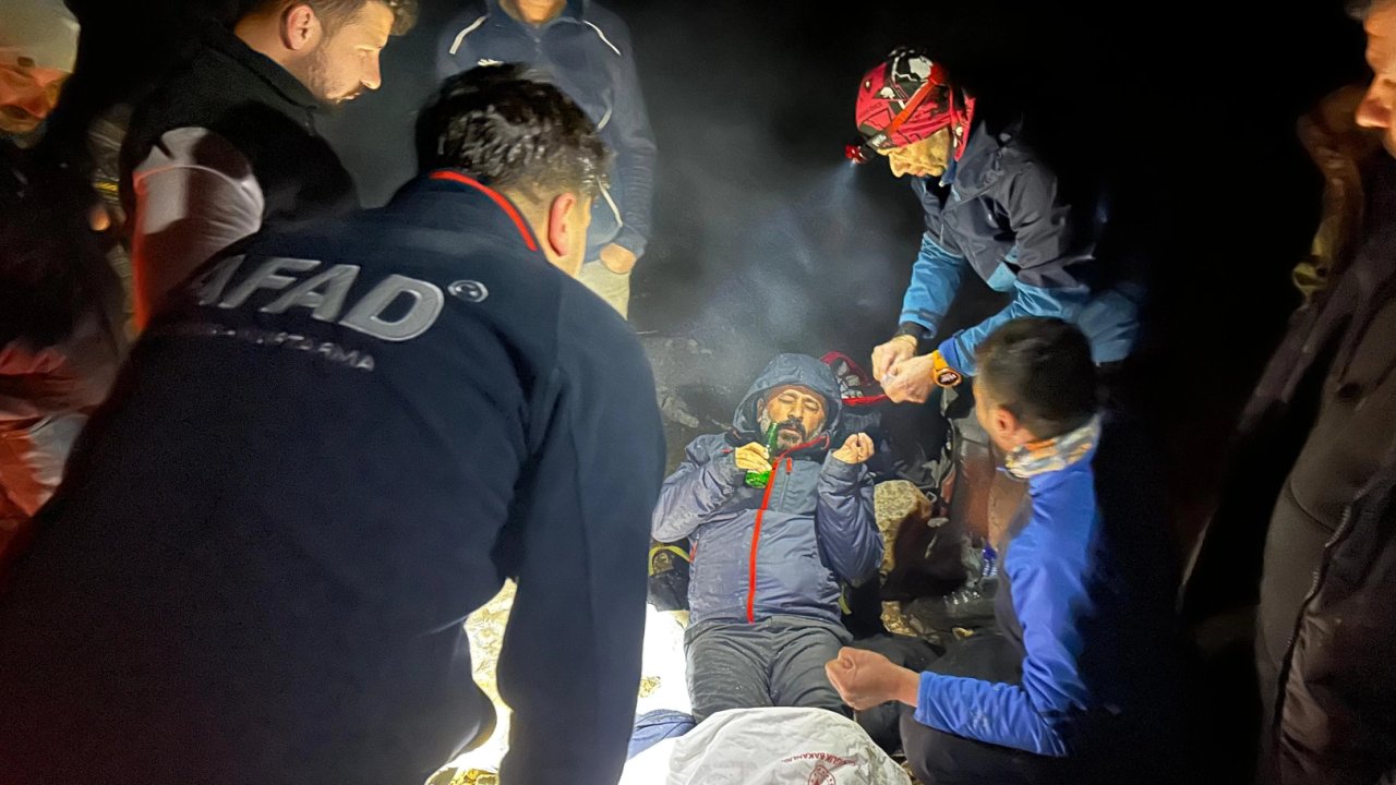 Kahramanmaraş'ta mahsur kalan 8 dağcı kurtarıldı