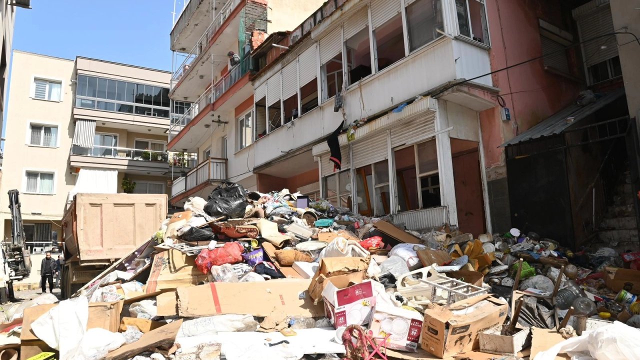 Karabağlar’da 'çöp ev'den 12 kamyon atık çıkarıldı