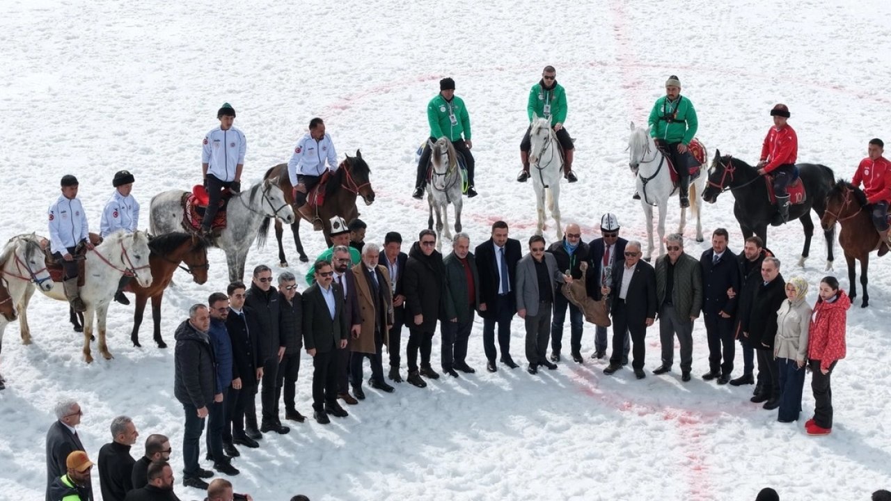 Kayseri Erciyes'te Kökbörü rüzgarı