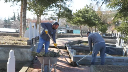 Kayseri Melikgazi'de mezarlıklarda bayram temizliği