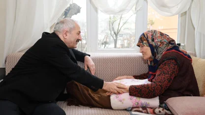 Kocaeli Gebze’de 100 yaşındaki Hesna Teyzeye ziyaret