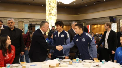Kocaeli'de Başkan Büyükakın başarılı sporcularla iftar yaptı