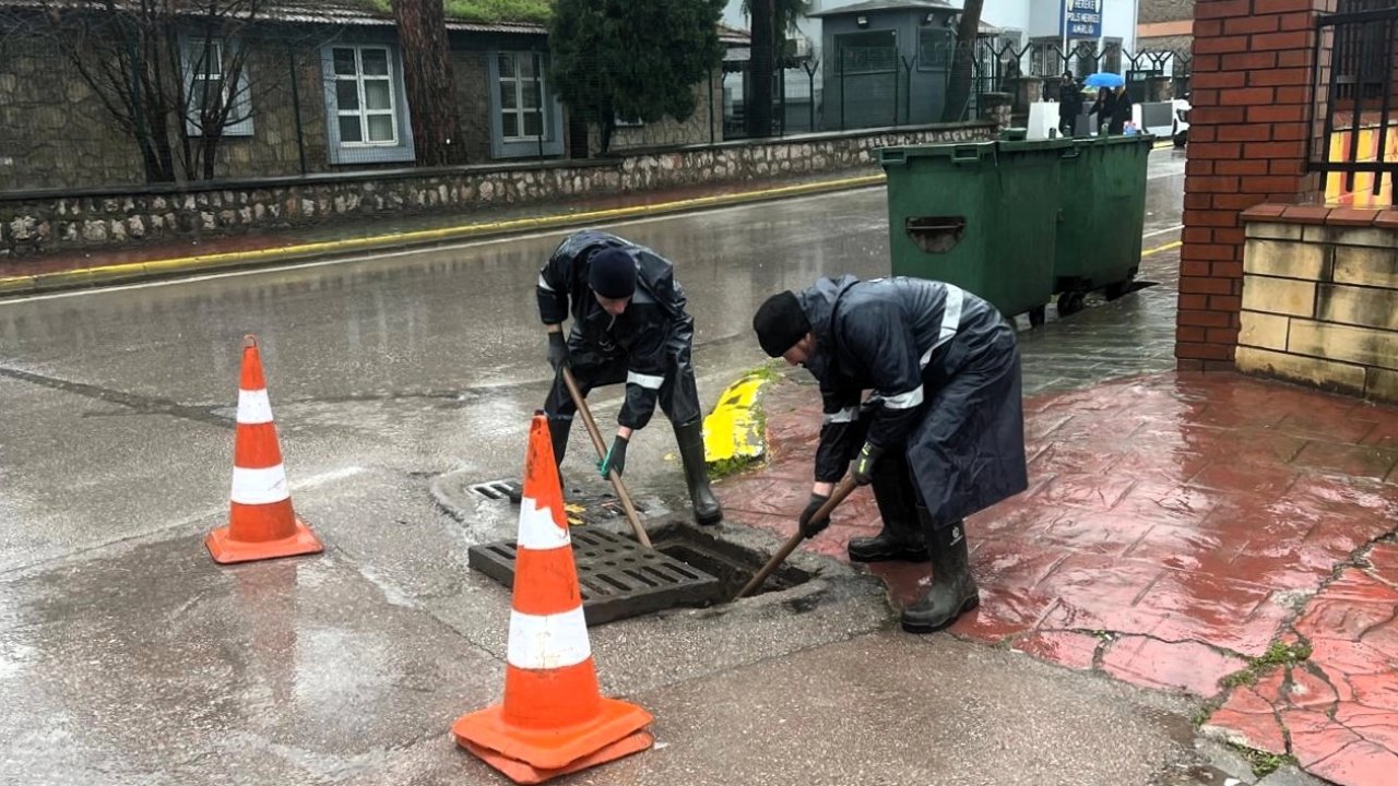 Kocaeli'de ekipler su baskını ve taşkın riskine karşı sahada