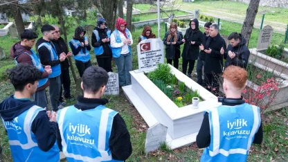 Kocaeli'de gençlerden şehitliğe saygı görevi