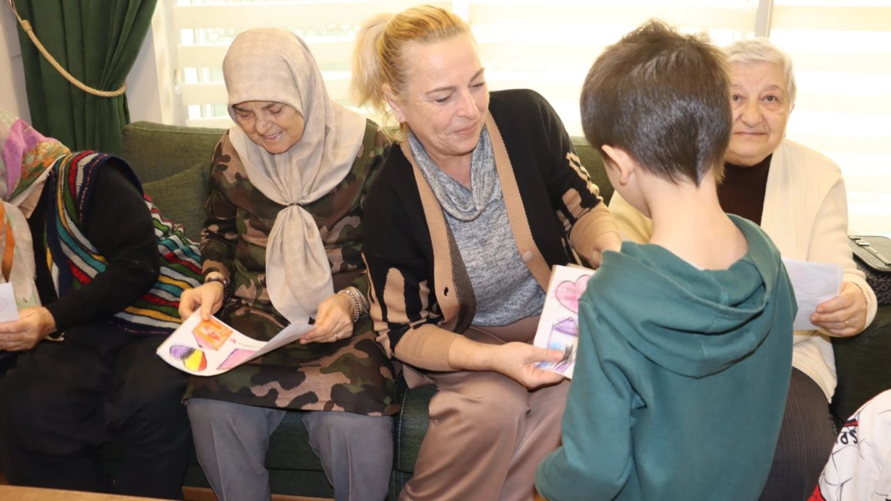 Kocaeli'de İzmitli miniklerden yaşlılar haftasında anlamlı ziyaret