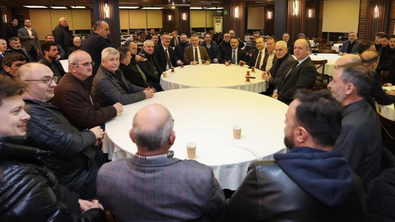 Kocaeli'de ziraatçılar, Başkan'ı çay içmeden bırakmadı