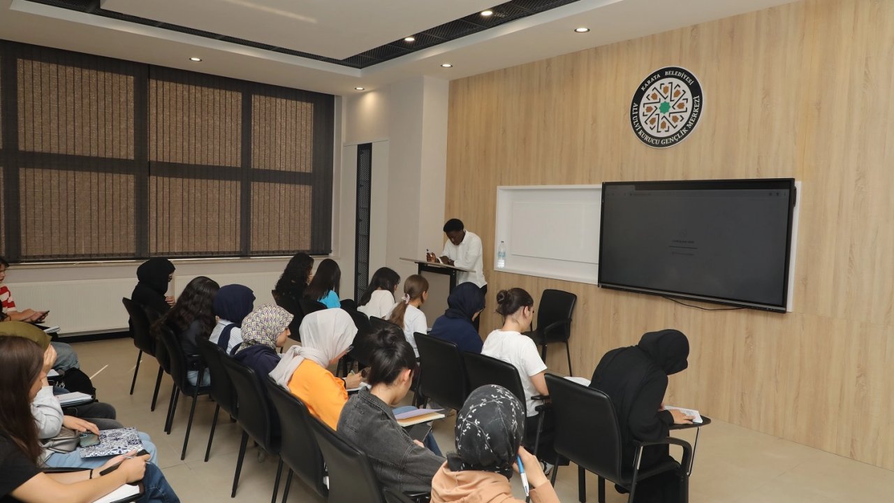 Konya Karatay'da gençlere 18 branşta eğitim fırsatı sunuyor