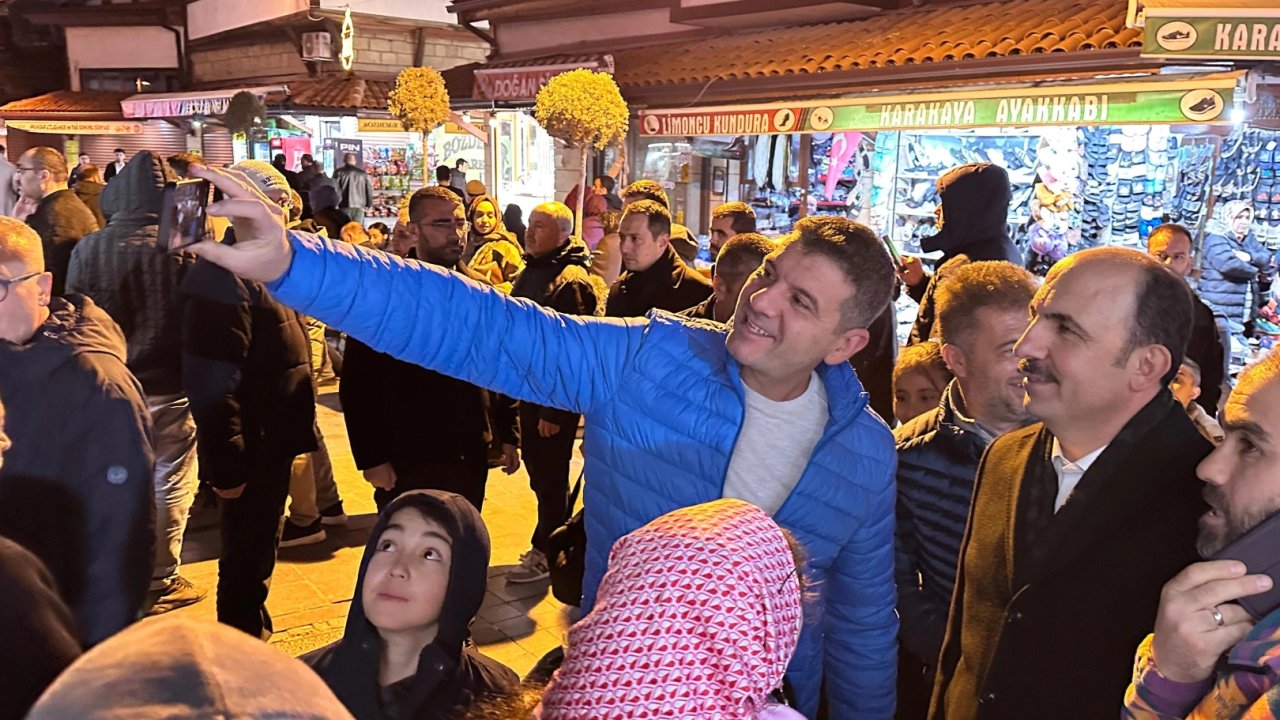 Konya'da son teravih sonrası çarşıda vatandaşlarla buluştu