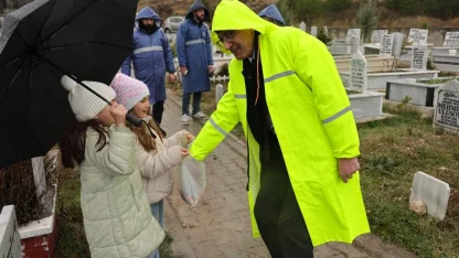 Kütahya'da mezarlıkların çiçekleri belediyeden