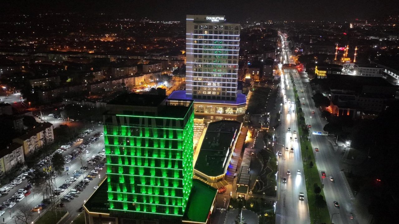 Manisa Büyükşehir’den Tıp Bayramı’na özel ışıklandırma