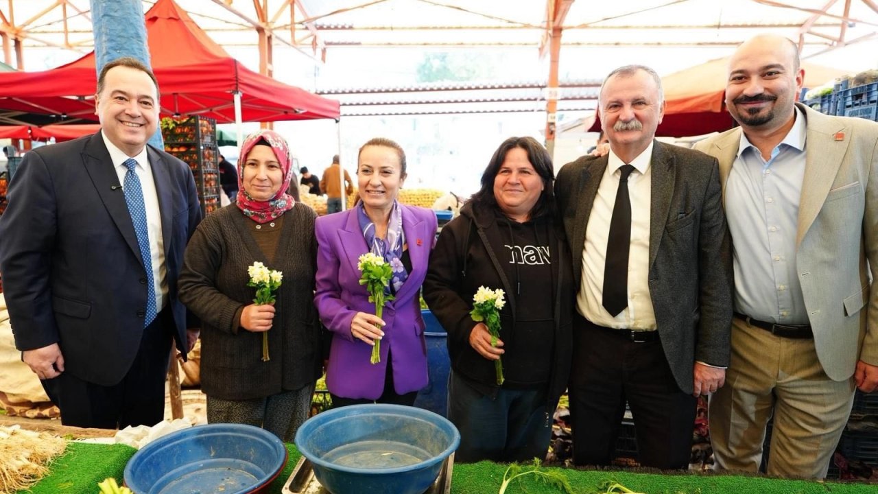Manisa’da 8 Mart’ta kadınlara çiçek sürprizi