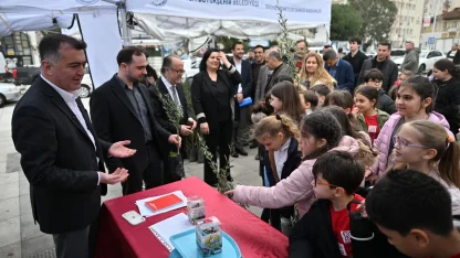 Manisa'da atık piller toplanıyor, fidanlar toprakla buluşuyor