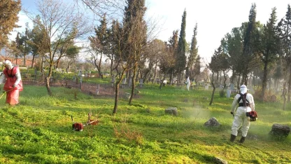 Manisa'da mezarlıklar bayrama hazırlanıyor