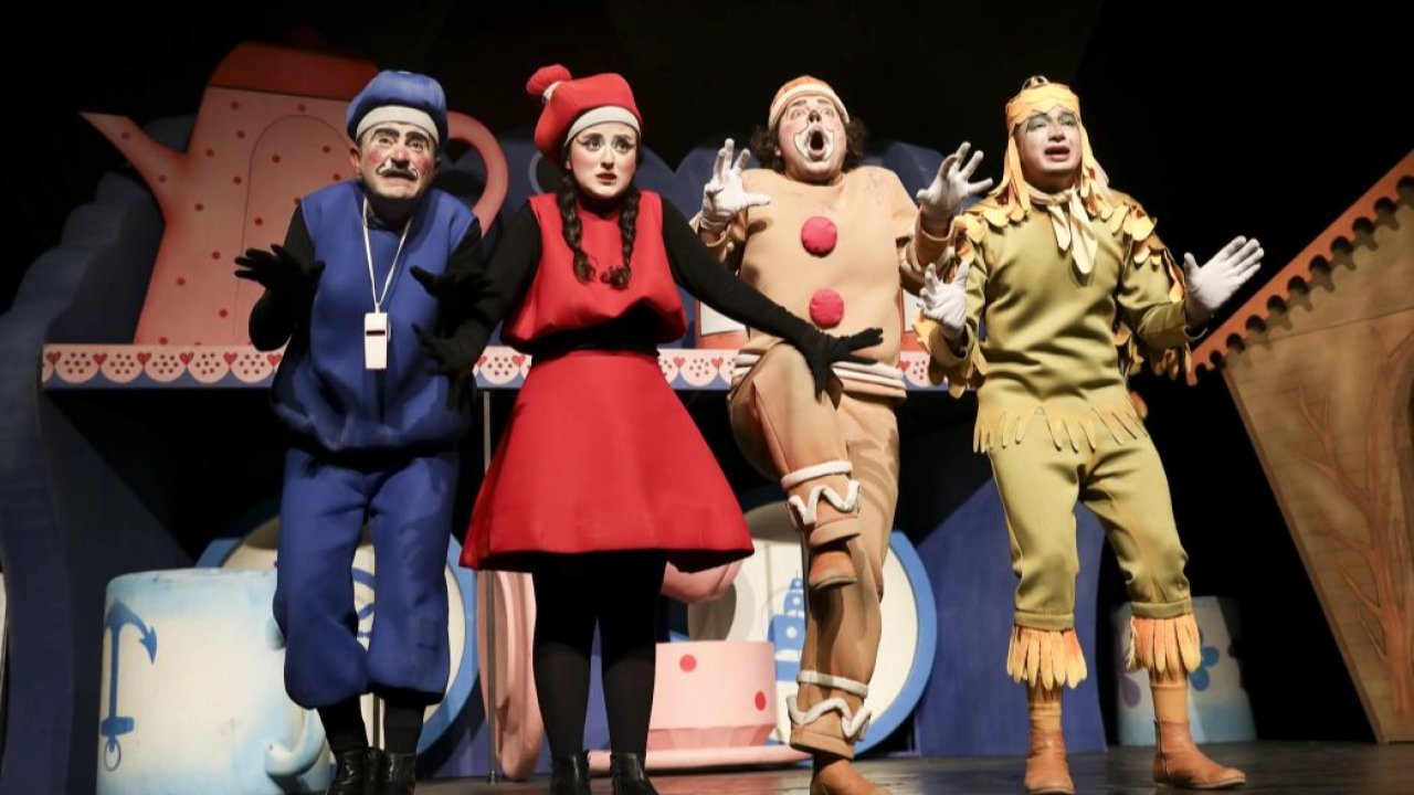 Mersin'de “Bisküvi Adam” oyunu Silifkeli miniklerle buluştu