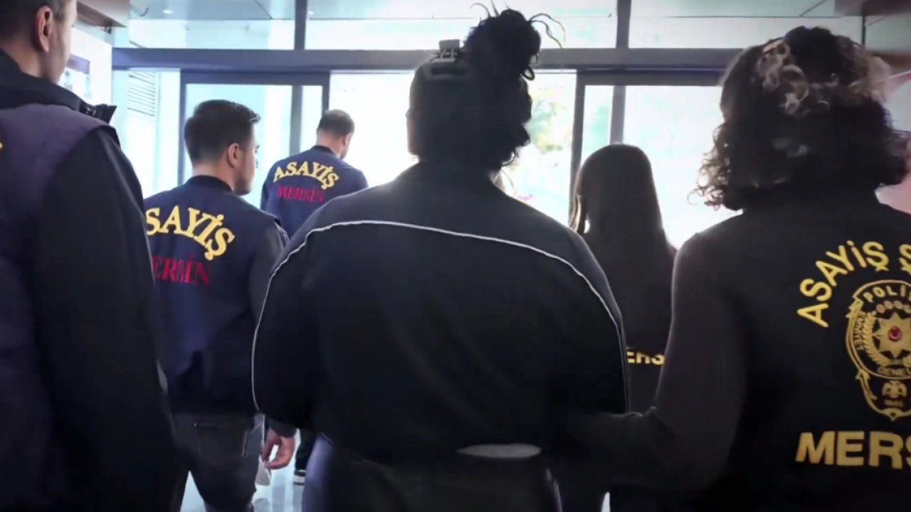 Mersin’de hırsızlık şüphelileri minibüste yakalandı: 3 tutuklama