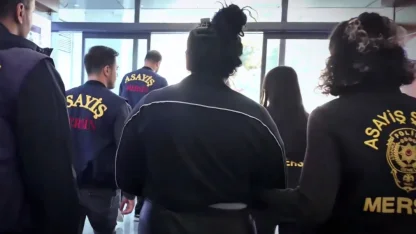 Mersin’de hırsızlık şüphelileri minibüste yakalandı: 3 tutuklama