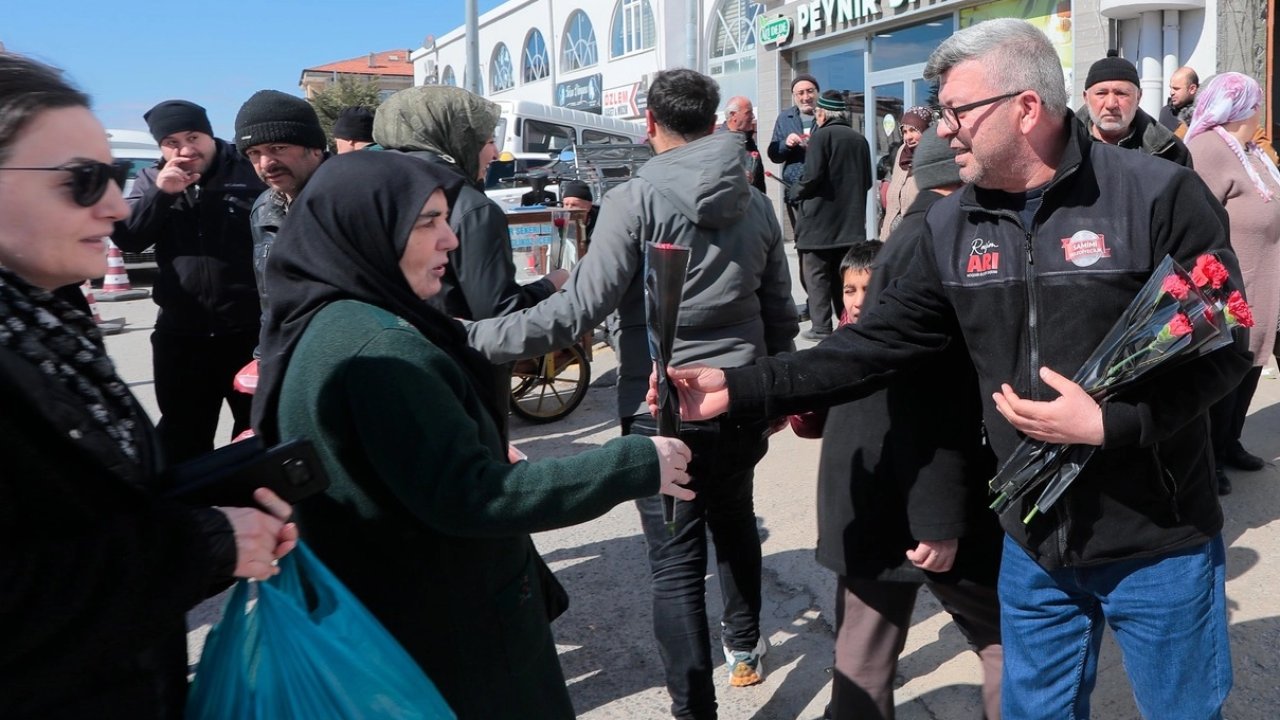Nevşehir Belediyesi kadınlara binlerce çiçek dağıttı