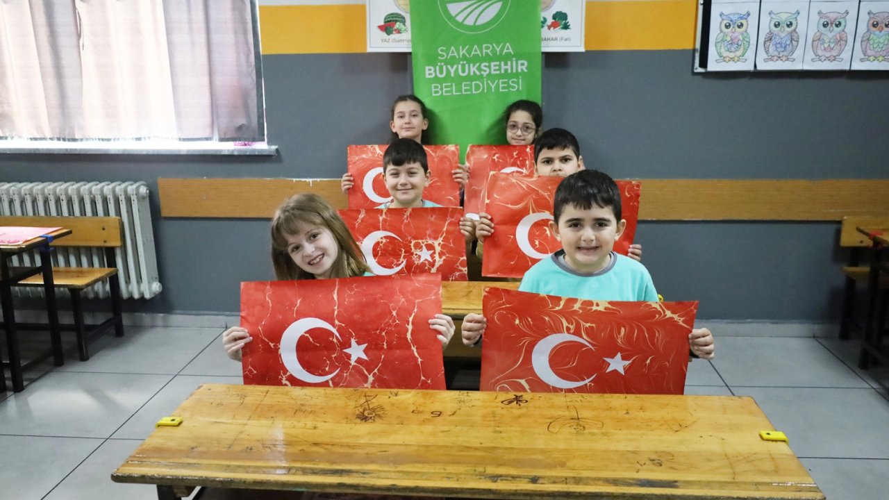 Sakarya Büyükşehir öğrencilerle milli marşı andı