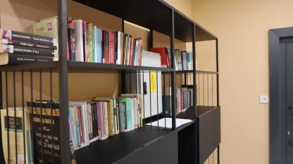 Sakarya’da öğrenciler çamaşırları yıkanırken kitap okuyor