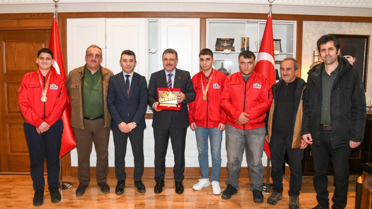 TEKNOFEST şampiyonlarından Başkan Genç’e ziyaret