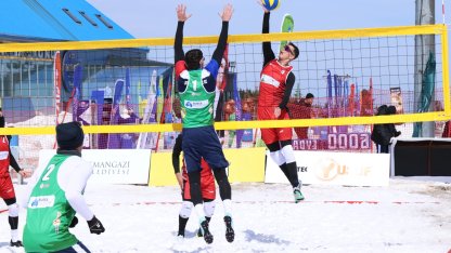 Uludağ’da kar voleybolu şöleni başladı