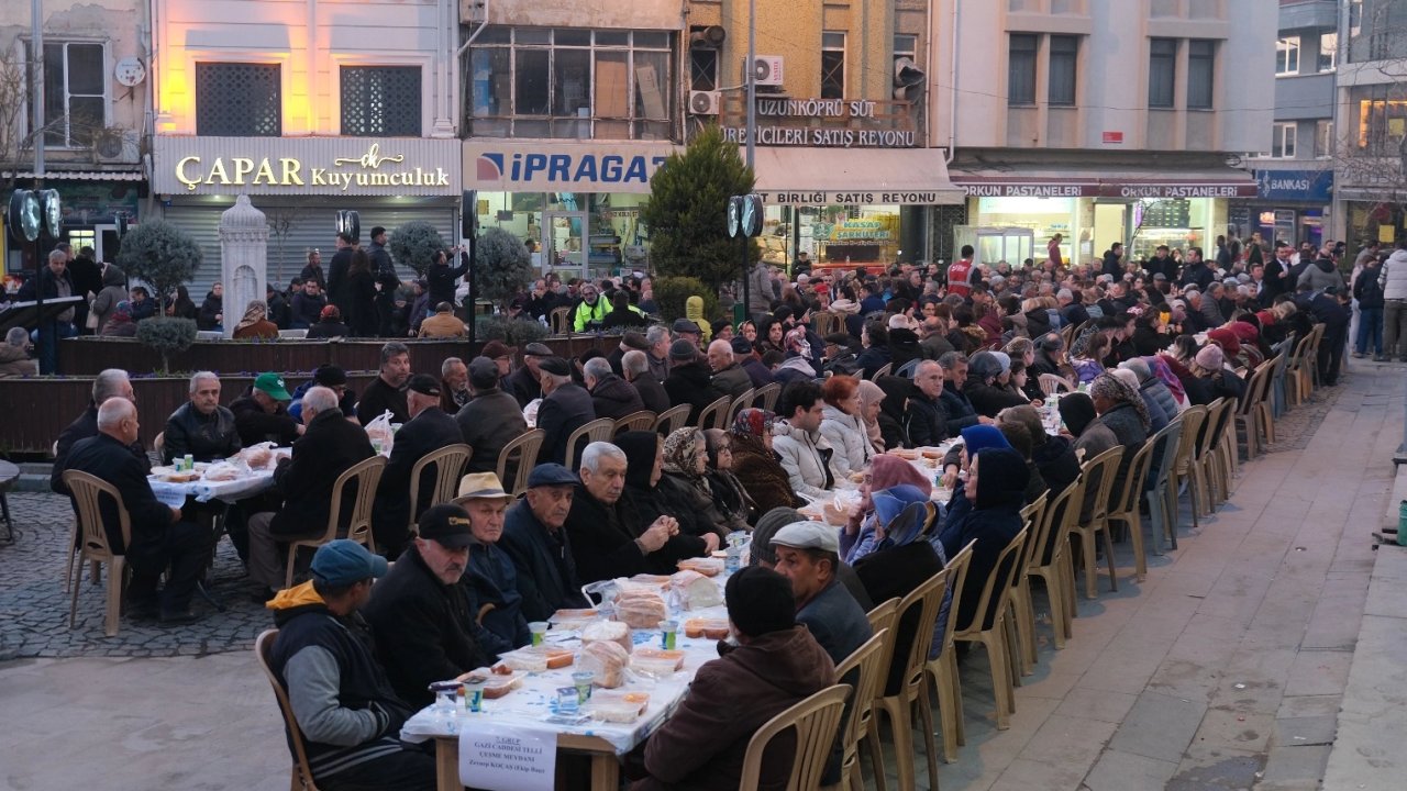 Uzunköprülüler büyük iftar sofrasında buluştu