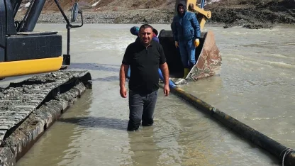 Ağrı’da Muhtar Yavuz Özen’in girişimiyle su hattı onarıldı