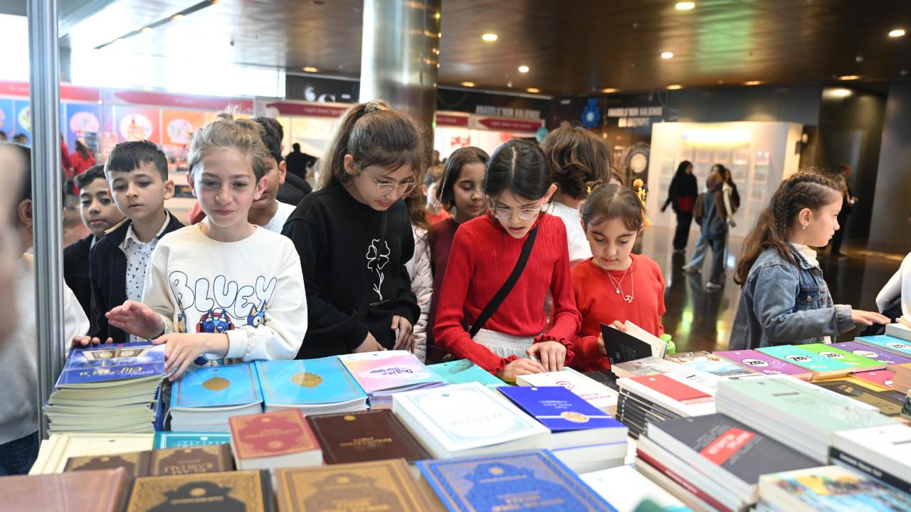 Altay tüm çocukları ve ailelerini  kitap fuarına davet etti