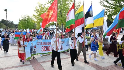 Antalya'da çocuklar Sevgi Korteji’nde buluştu