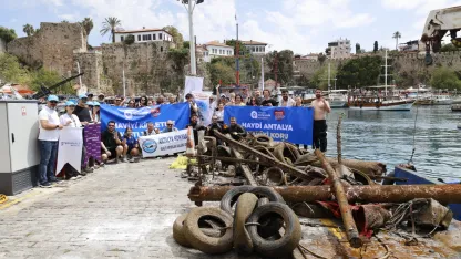 Antalya’da deniz dip temizliği... 5 ton çöp çıkartıldı