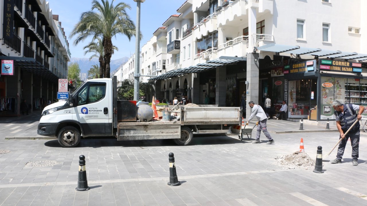 Antalya'da Kemer Liman Caddesi’nde bakım ve onarım