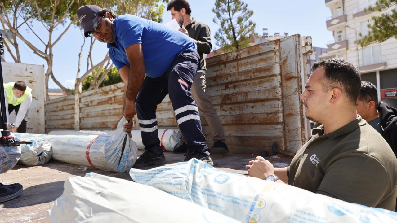 Antalya'da Kumlucalı çiftçilere hortum sonrası destek
