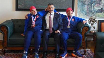 Bakan Çiftçi otizmli sporcuların dünya başarısını kutladı