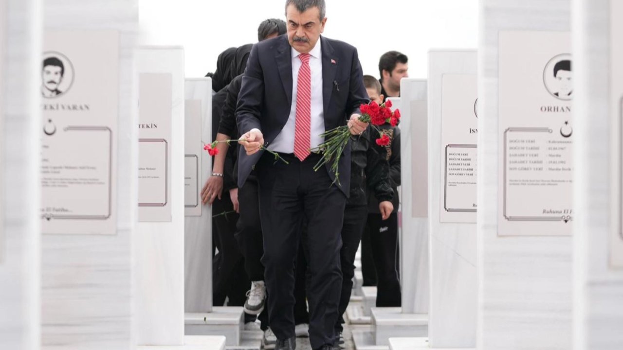 Bakan Tekin'den Şehit Öğretmenler Anıtı'na ziyaret