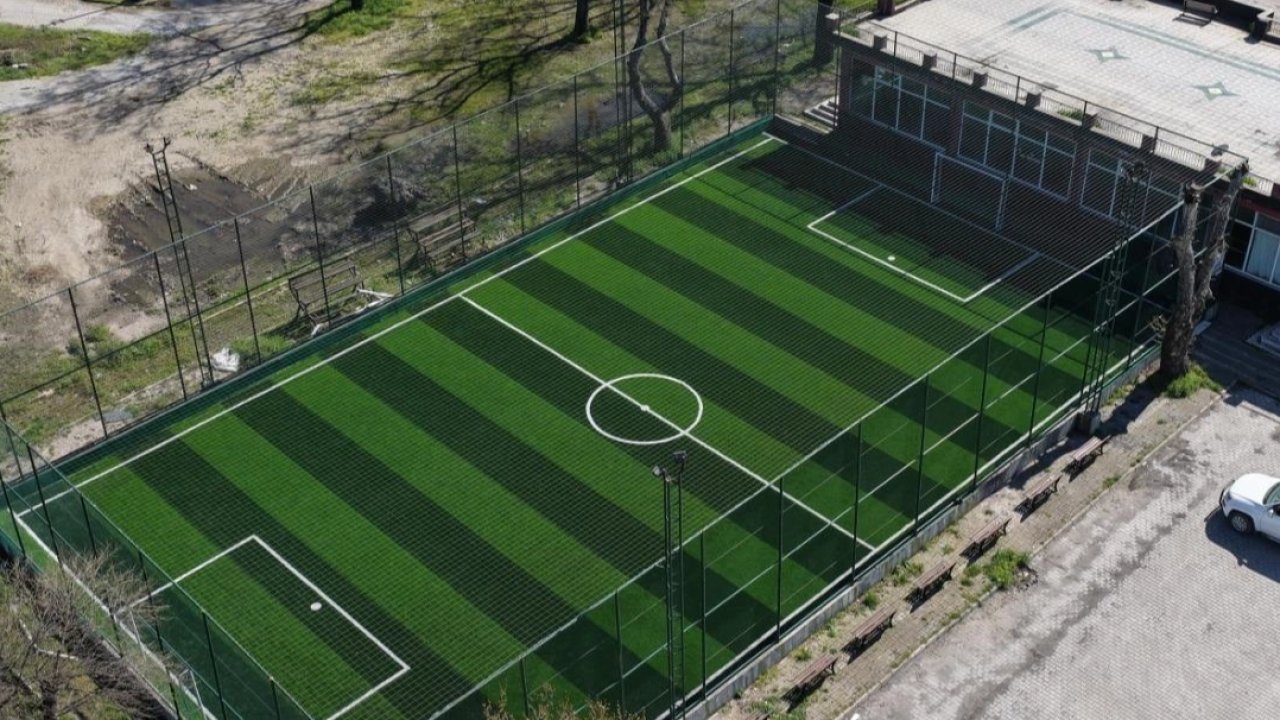 Balıkesir’de mahalleler yeni halı sahalara kavuştu