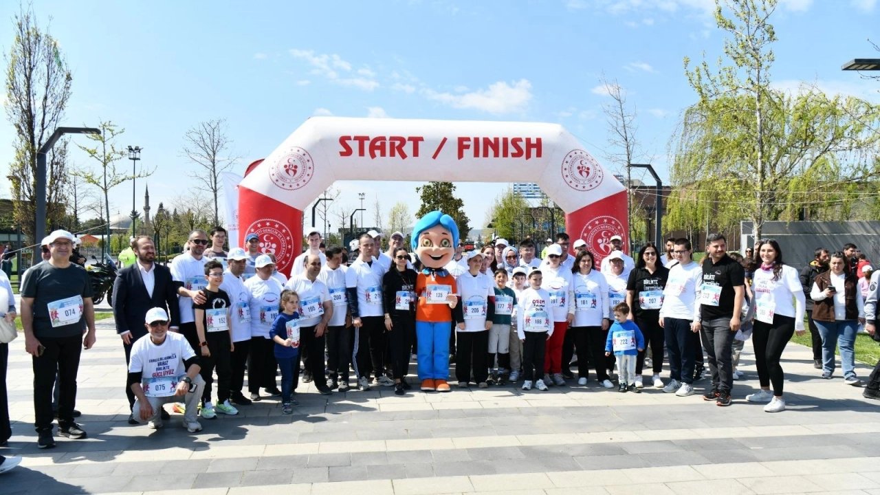 Balıkesir’de otizm farkındalığı için koşuldu