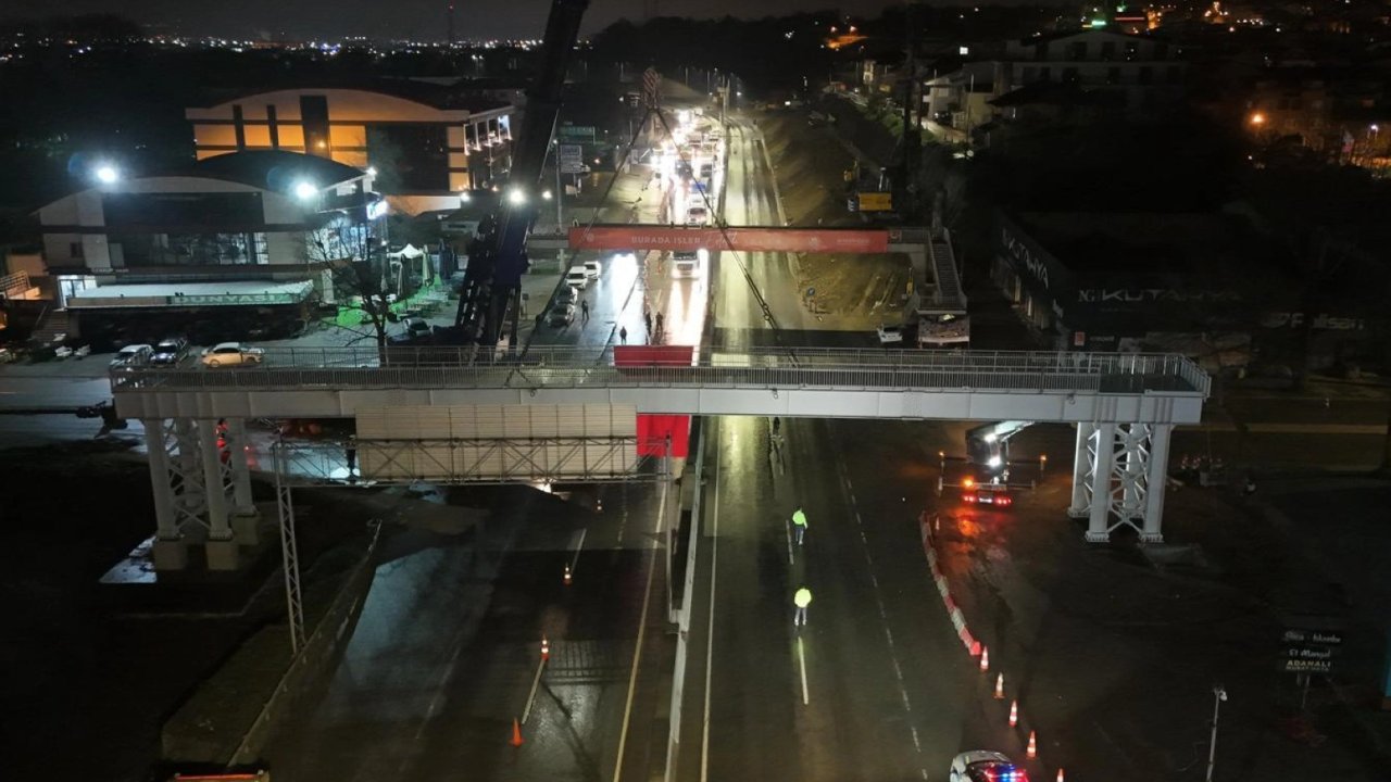 Başiskele Kavşağı’nda ‘78 tonluk’ gece mesaisi