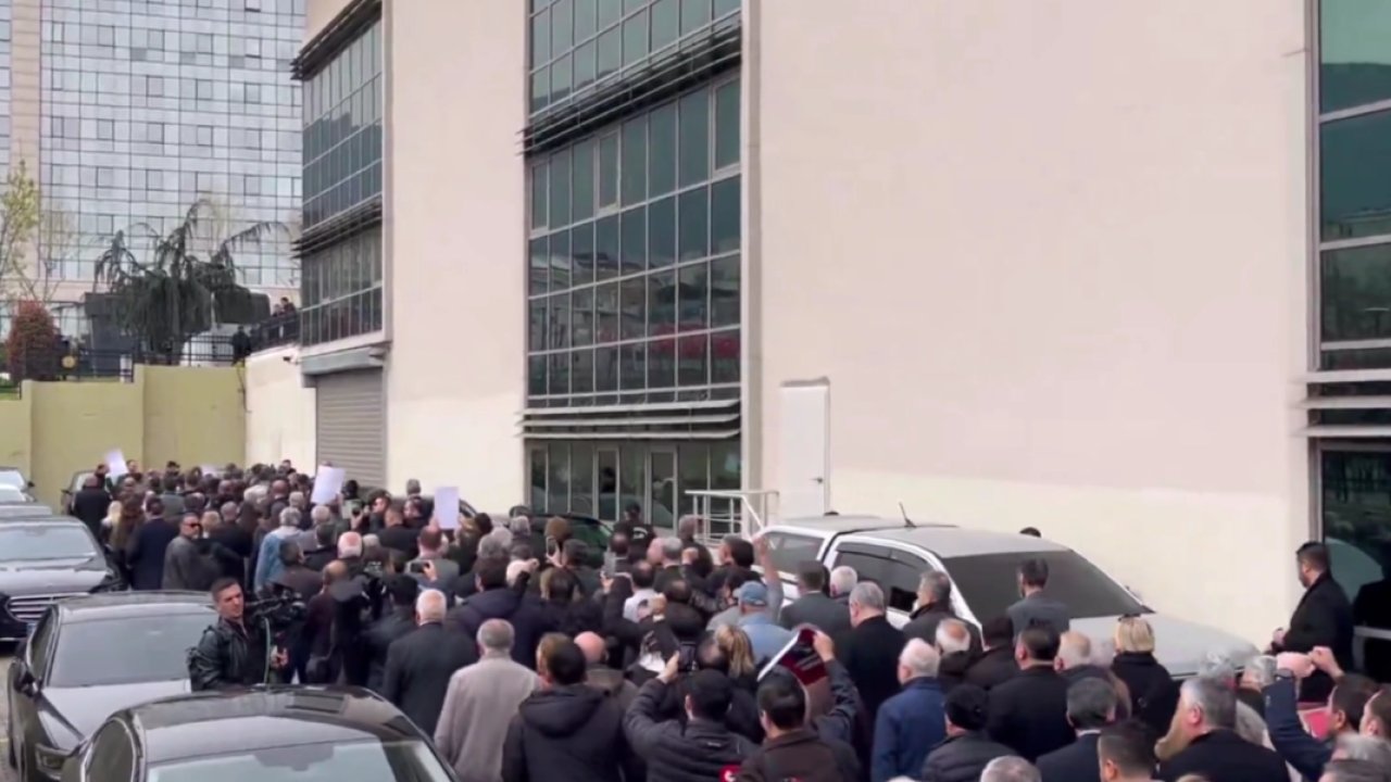 Bursa Büyükşehir'de seçim gerginliği! CHP'liler dışarı çıktı, gerginlik yola taştı!