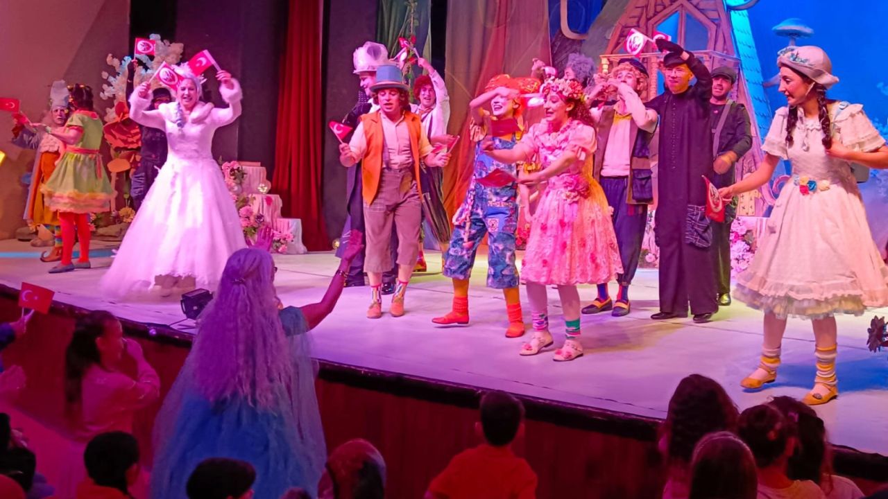 Bursa Devlet Tiyatrosu 23 Nisan’ı “Bencil Dev” ile kutladı