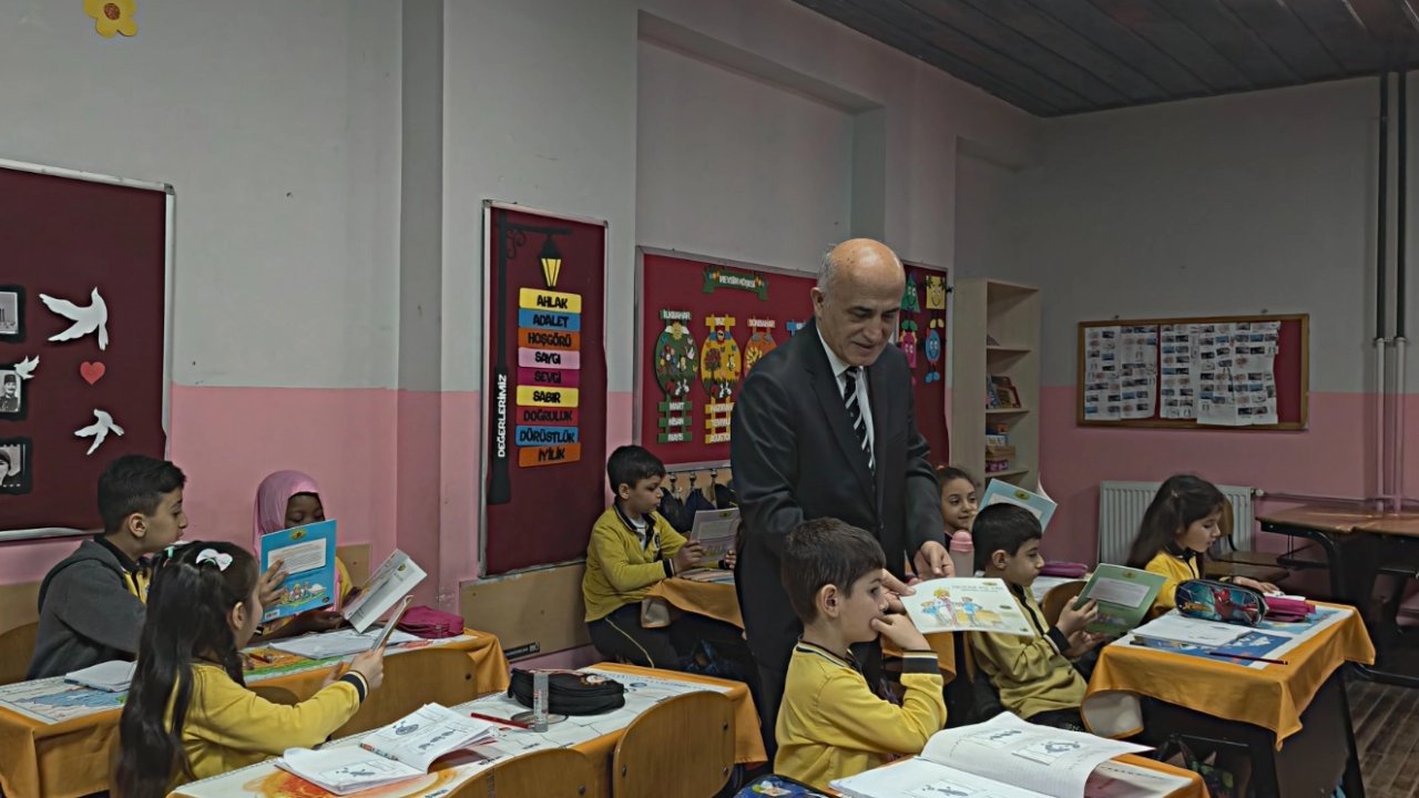 Bursa Gemlik'te Kaymakam Canbaba öğrencilerle buluştu