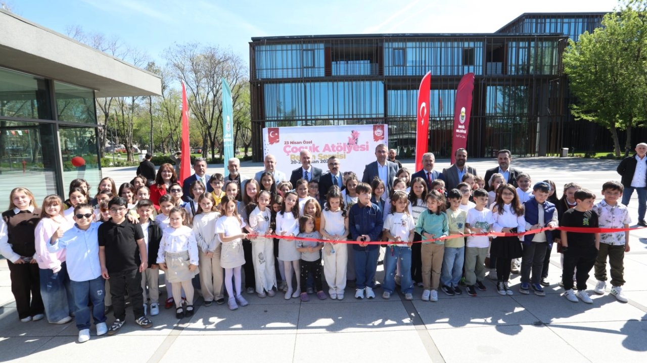 Bursa İnegöl’de minik sanatçılardan 23 Nisan özel sergisi