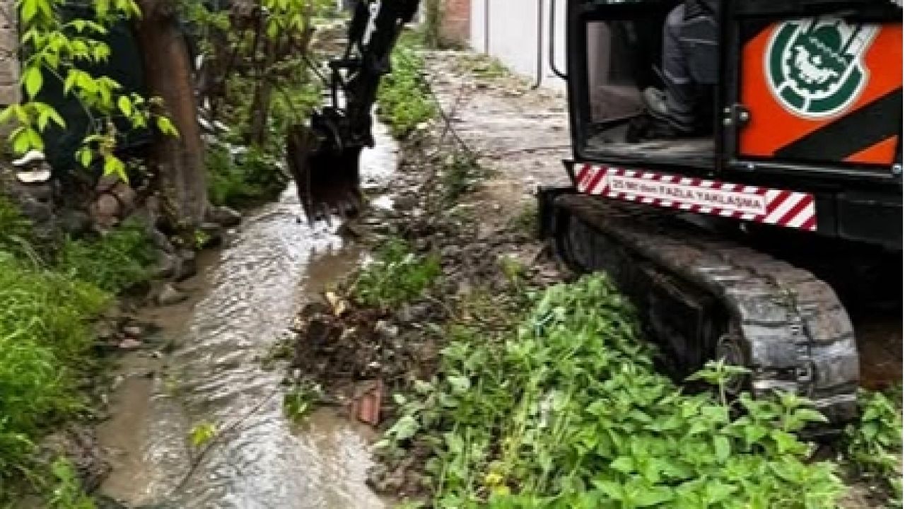 Bursa İnegöl’de sulama kanalı temizliği​​​​​​​