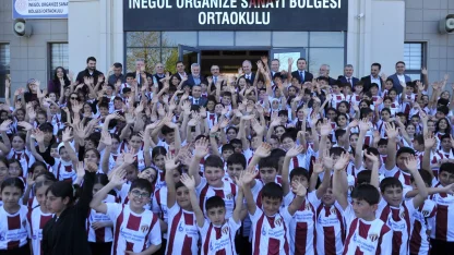 Bursa İnegölspor forması bin 100 öğrenciye dağıtıldı