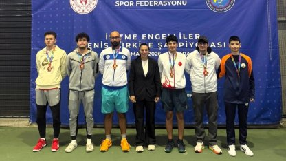 Bursa Osmangazi’nin şampiyon raketlerinden büyük başarı