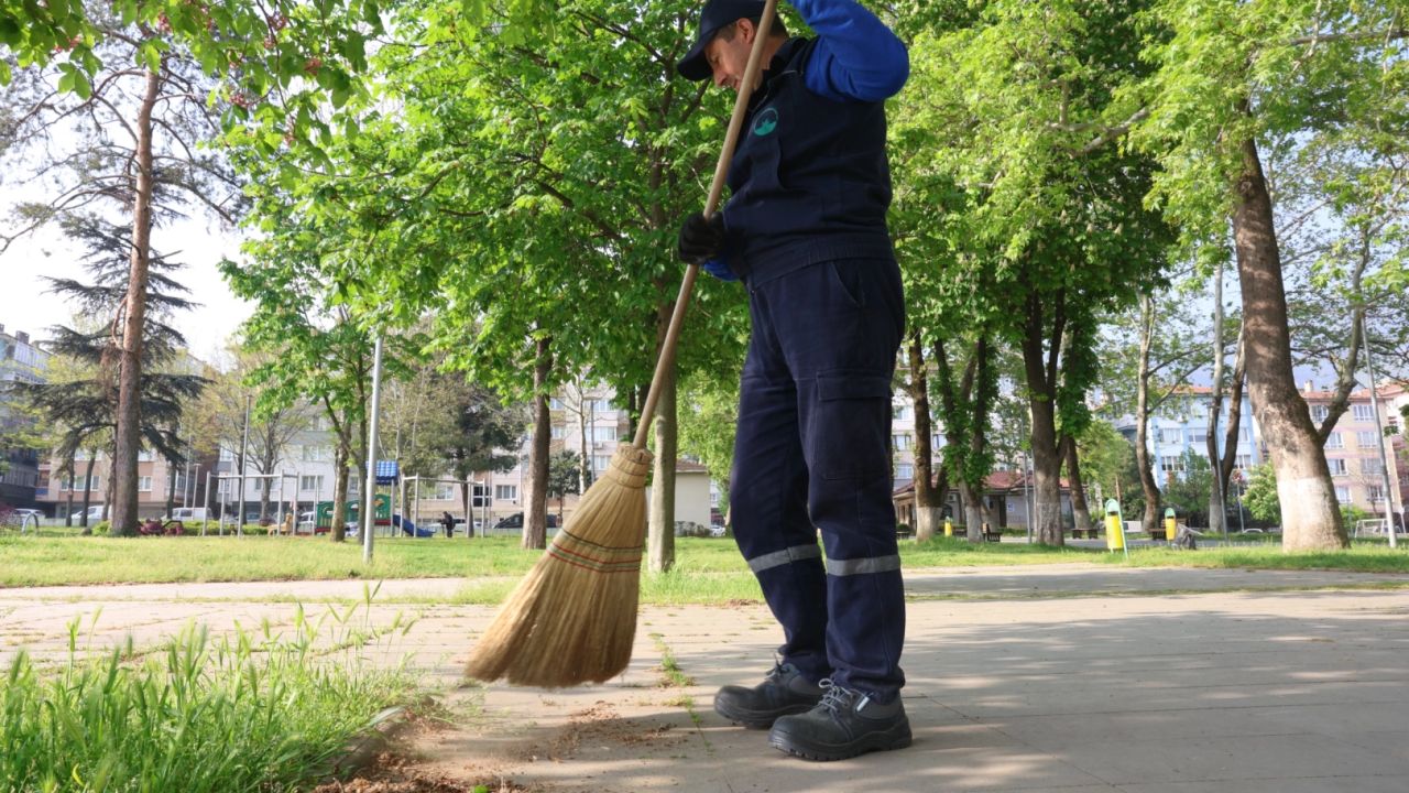 Bursa Osmangazi’nin yeşil alanlarında titiz temizlik