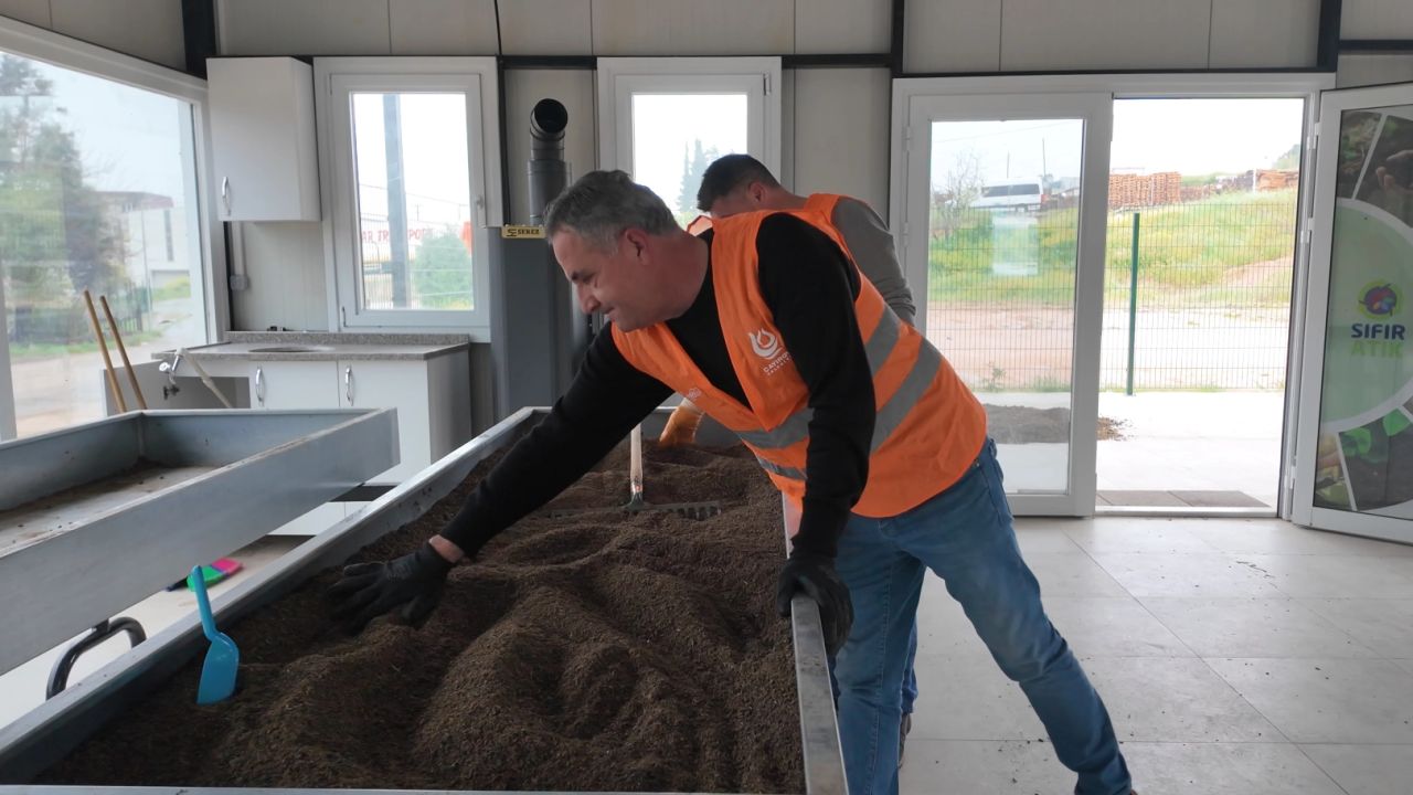 Çayırova'da kompost üretim tesisi toprağa can oluyor