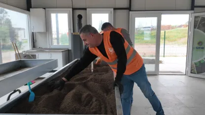 Çayırova'da kompost üretim tesisi toprağa can oluyor